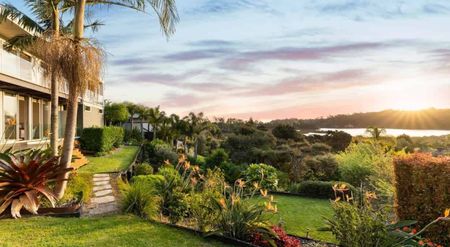 Luxurious Family Retreat with Panoramic Views in Schnapper Rock - Photo 3