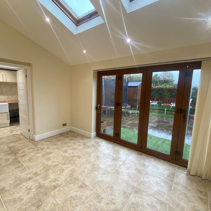 Victoria Grove, Leeds, Horsforth - Photo 1