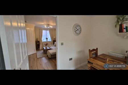 3 bedroom semi-detached house to rent - Photo 3