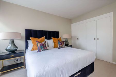 This large, bright and spacious two bedroom apartment is located in the heart of Victoria. - Photo 5