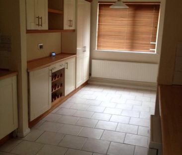 4 bedroom end of terrace house to rent - Photo 6