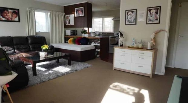 2-Bedroom Home with Garage & Carport – Papatoetoe - Photo 1