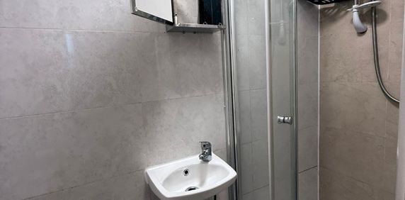 Studio Flat, High Road, IG1 - Photo 2