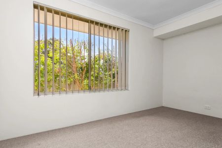 Spacious Four Bedroom Contemporary Home - Photo 4