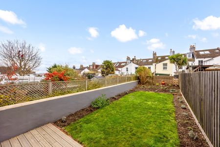 2 Bed Terraced House, Chester Terrace, BN1 - Photo 2