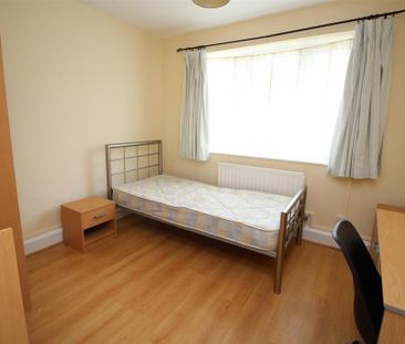 3 bedroom flat to rent - Photo 2