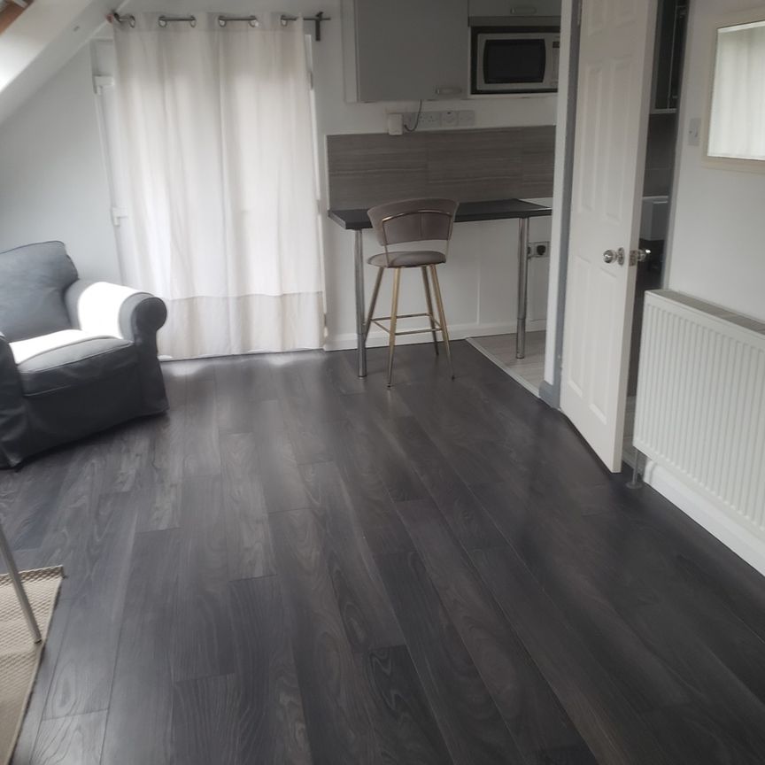 Studio Flat, Mill Hill East, NW7 - Photo 1