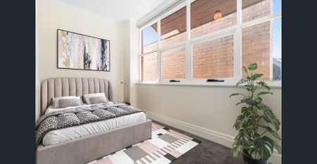 Charming and Completely Renovated Townhouse in a Sought-After Location - Photo 3