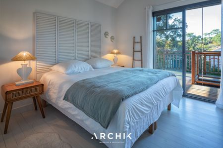 Architecture contemporaine d'inspiration traditionnelle, cette maison d'architecte de 140 m2 s'intègre naturellement dans le quartier préservé du Moulleau, à proximité des commerces et des plages, sur un terrain boisé de 800 m2. - Photo 3