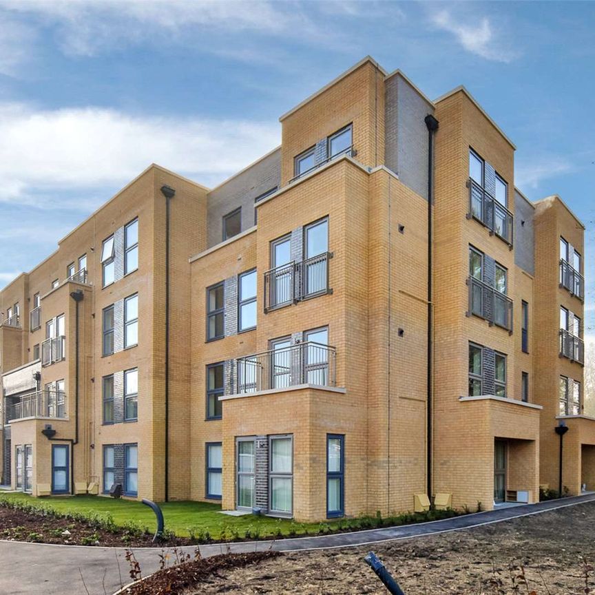 A modern and spacious two bedroom apartment in a Bellway Homes development with off-street parking in Taplow. - Photo 1