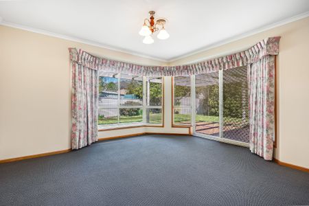 Classic & Comfortable Family home only 1.9KMS from CBD! - Photo 5