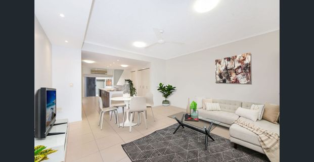 CONTEMPORARY TOWNHOUSE - GREAT CENTRAL LOCATION - Photo 1