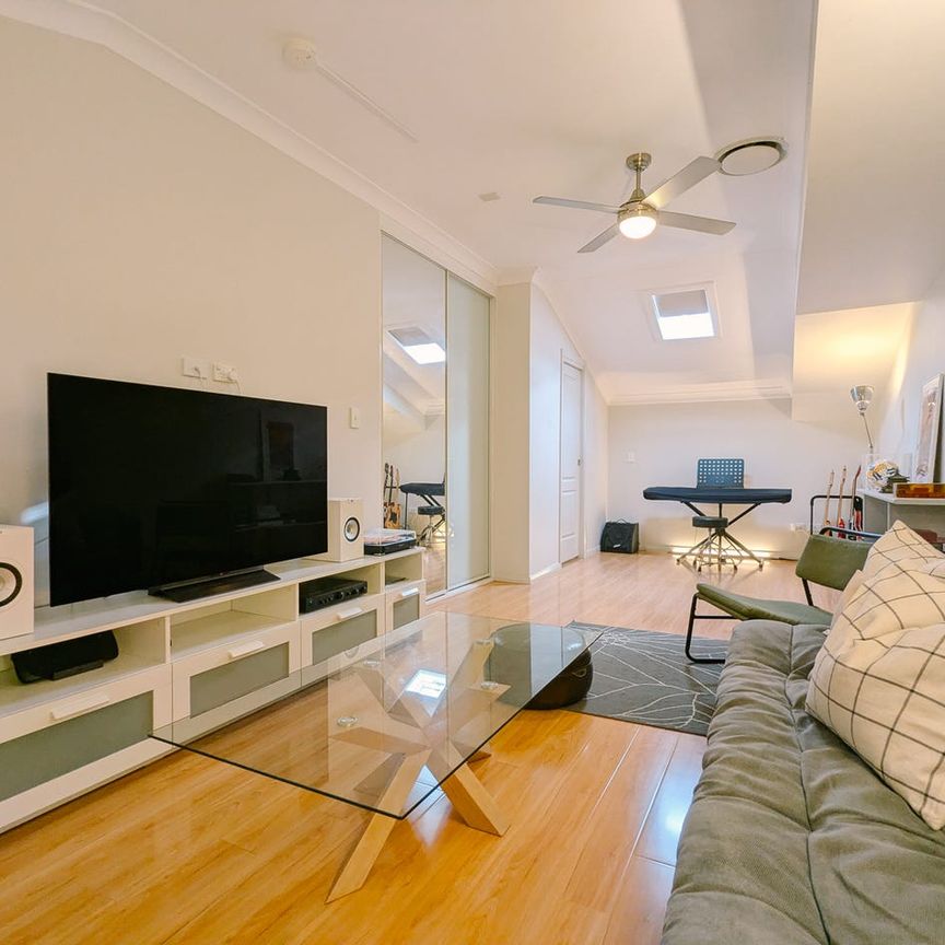 Stylish 3 bedroom townhouse comfort, convenience, and community living - Photo 1