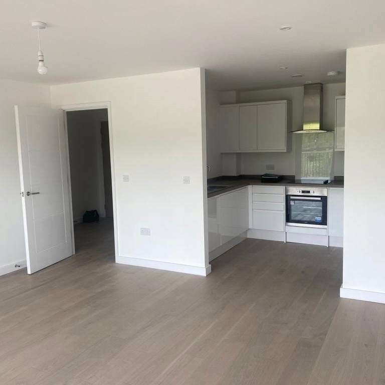 A stylish and modern apartment situated in vibrant Ashford. - Photo 1