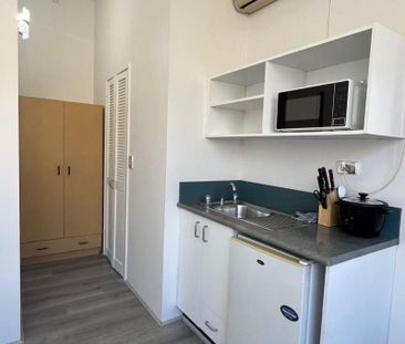 Renovated studio unit with AC in Broadway - Photo 3