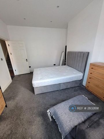 1 bedroom in a house share to rent - Photo 2