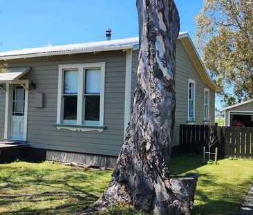 Gorgeous renovated rail cottage makes an easy home - Photo 5