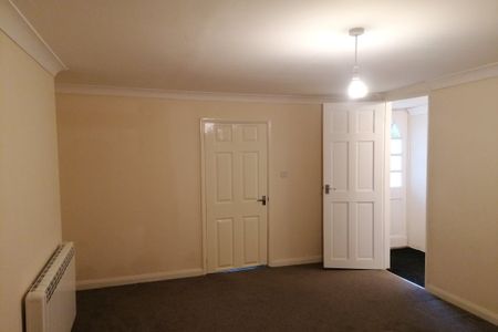High Street - Photo 3