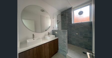 Spacious, Sun-Filled 3-Bedroom Apartment in Prime Elwood Location - Photo 2