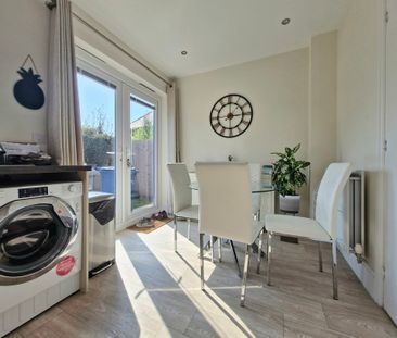 2 bedroom end of terrace to let - Photo 2