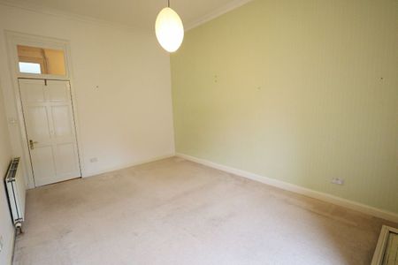 3 Bed, Flat - Photo 4