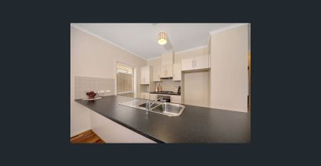 WELL PRESENTED & MAINTAINED COURTYARD HOME IN GREAT CONVENIENT LOCATION - Photo 3