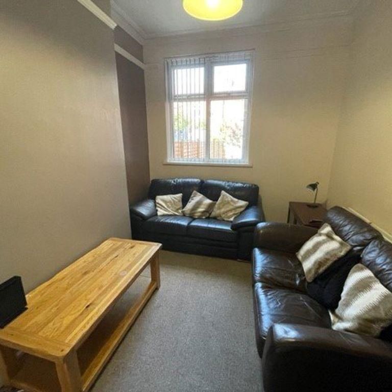 6 bedroom terraced house to rent - Photo 1