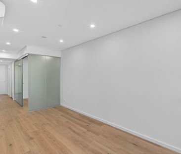 Sleek & Sophisticated Studio Apartment - Photo 1