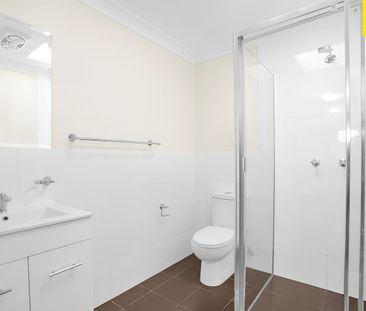 WELL MAINTAINED THREE BEDROOM TOWNHOUSE! - Photo 4