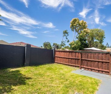 BEAUTIFUL MODERN 3 BEDROOM TOWNHOUSE - Photo 5