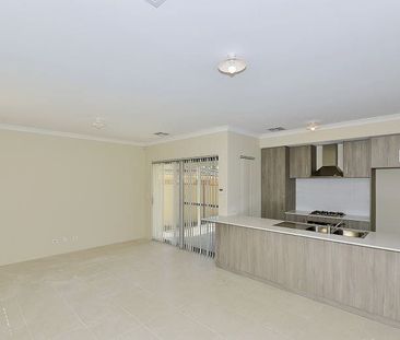 Easy care home in gated complex! - Photo 5
