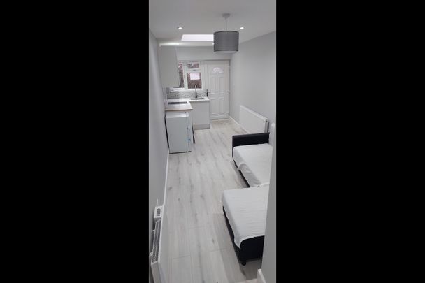 Studio Flat, Andrews Close, HA1 - Photo 1