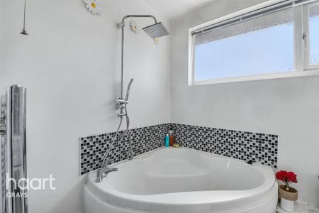 4 bedroom end of terrace house to rent - Photo 5