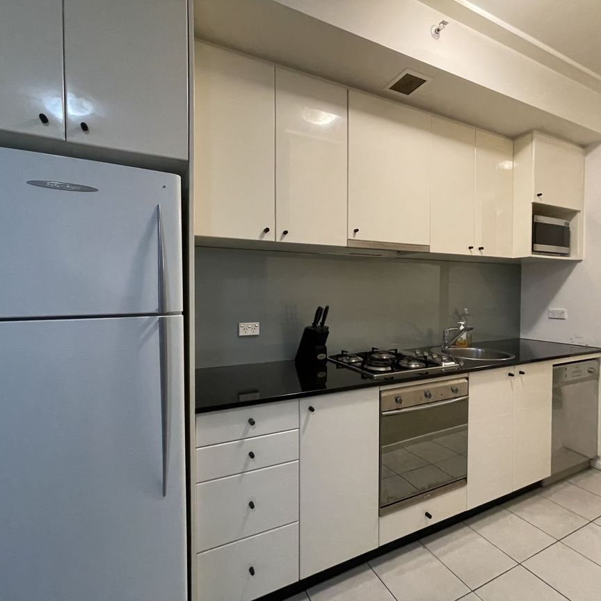 Stylish Furnished Studio Apartment in the Heart of the City - Photo 1