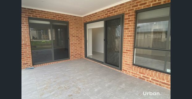 Four Bedroom Family Home with extra parking for Caravan or Boat! - Photo 1