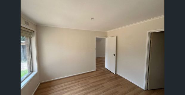 Renovated 3 Bedroom house in Prime location !!!! - Photo 1