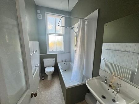 3 bedroom flat to rent - Photo 4