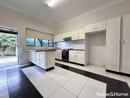 122 Sutherland Street, Mascot, NSW 2020 - Photo 3