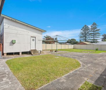 Renovated 3 Bedroom Home With Seperate Studio / 4th Bedroom - Photo 4