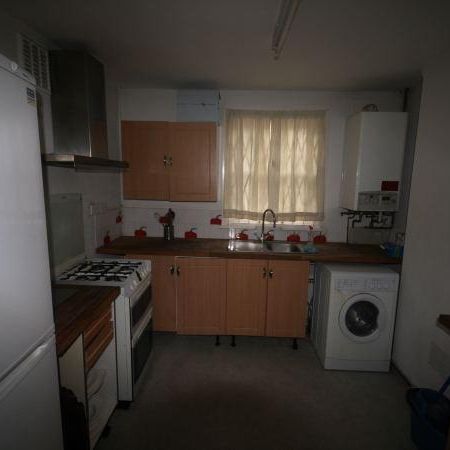 4 bedroom end of terrace house to rent - Photo 1