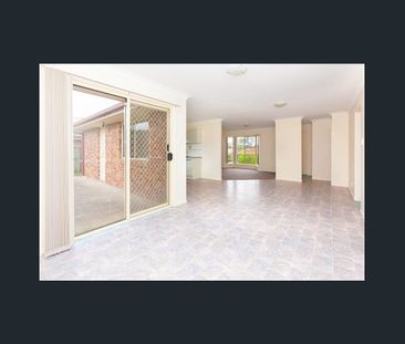 Charming Family Home in Crestmead - Photo 2
