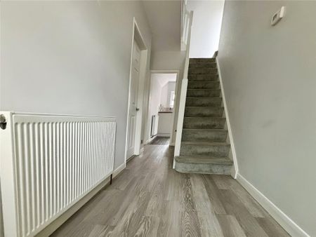 4 bedroom semi-detached house to rent - Photo 2