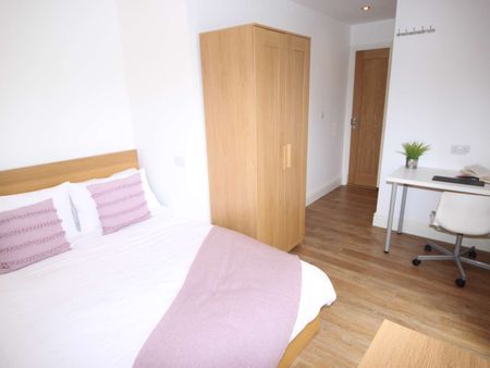 High Specification En-Suite Student Accommodation - A female house with all rooms having en-suites - Photo 2