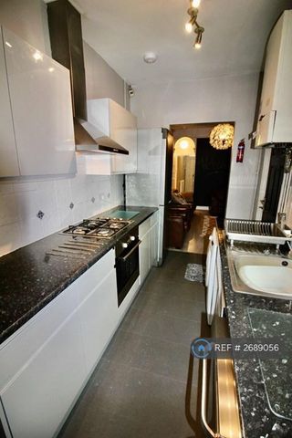 1 bedroom in a house share to rent - Photo 2