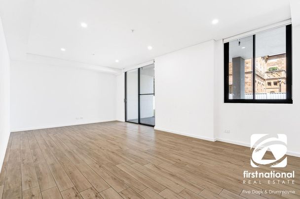 Modern 3 bedroom Apartment With Massive Wrap Around Courtyard - Photo 1