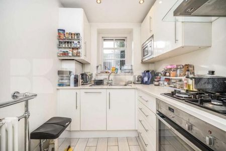 A beautifully presented two-bedroom apartment of approximately 687 sq ft - Photo 5