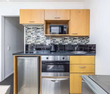 Sunny, warm, 2 bedroom apartment in Central Akl - Photo 1