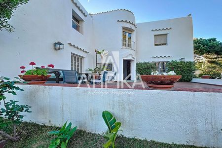 Villa en alquiler con jardín paisajístico y piscina en Terramar, Sitges - Photo 3