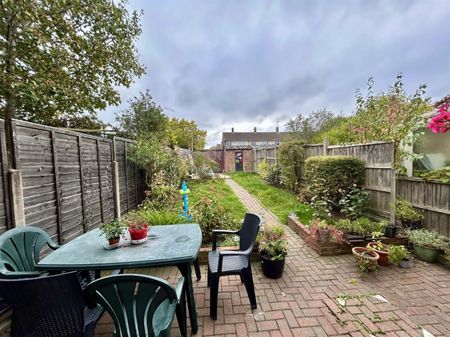 3 Bedroom House - Mid Terrace To Let - Photo 5