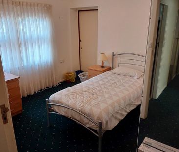 3-bedroom shared house, Market st - Photo 3